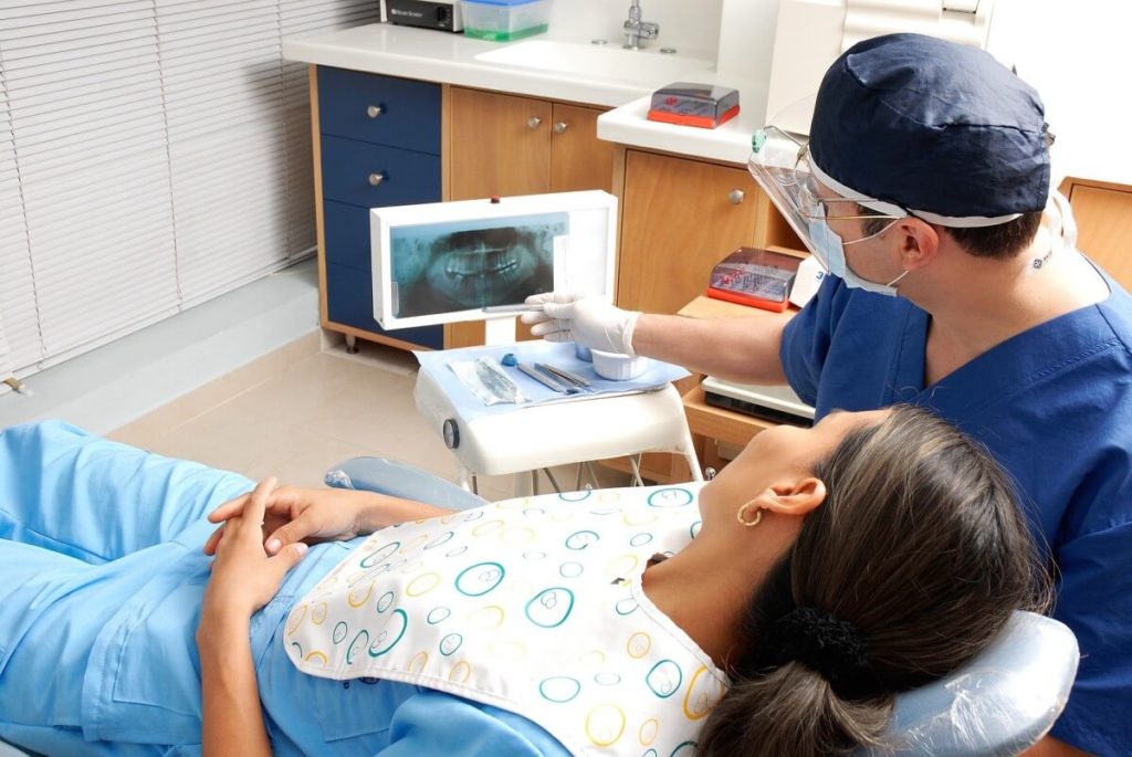 Dentysta i pacjent przed zabiegiem wyrwania zęba