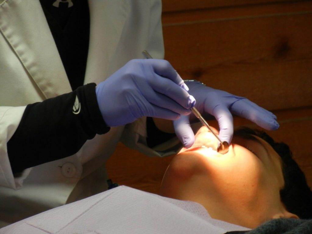 Detysta leczący pęknięty korzeń zęba