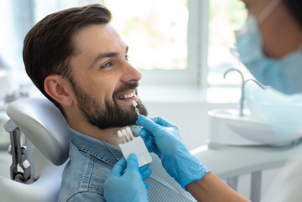 pacjent wybierający implant zębowy